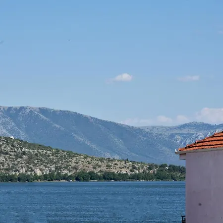 κεντρικό και ευρύχωρο οροφοδιαμέρισμα * Kastoria